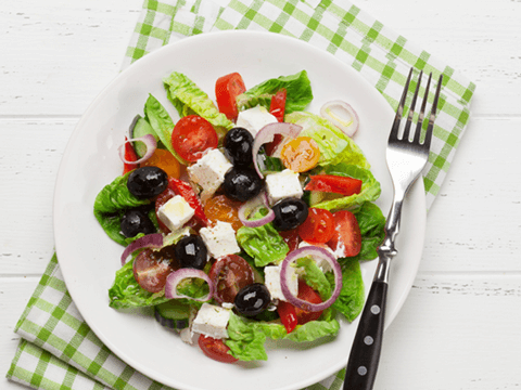 Mediterraner Salat mit Feta und Oliven
